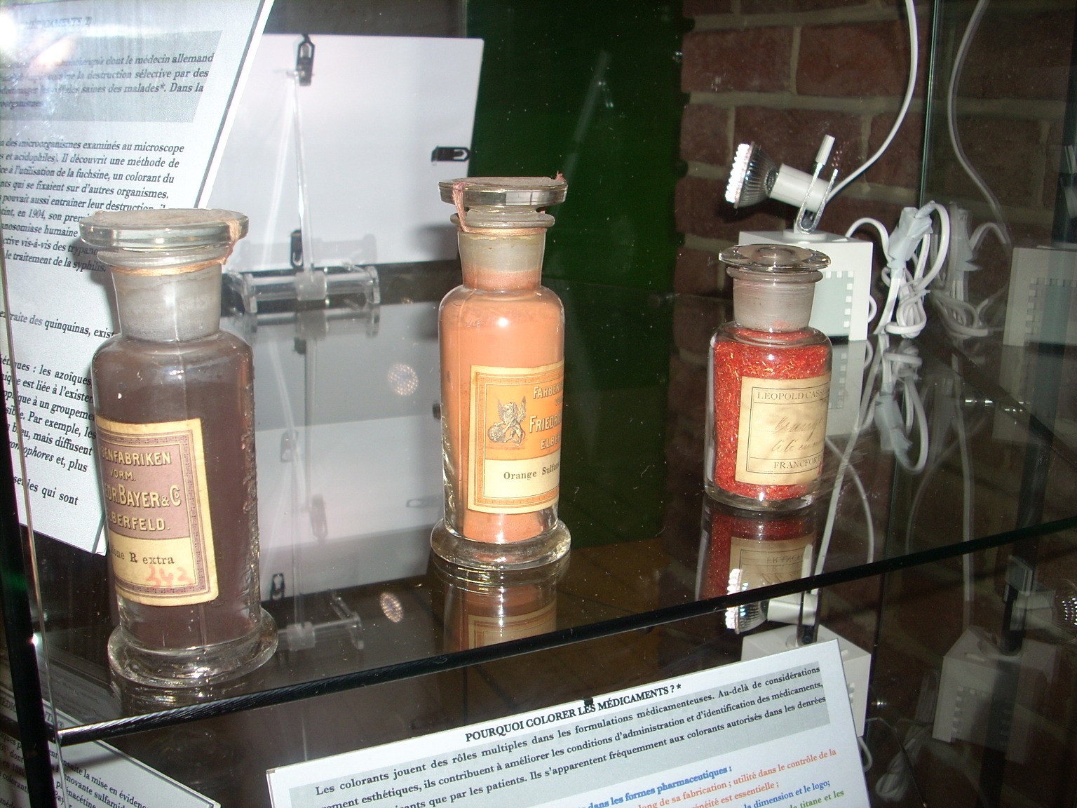 Dyes and Drugs showcase, Musée des plantes médicinales et de la Pharmacie, ULB, Brussels - 02.JPG